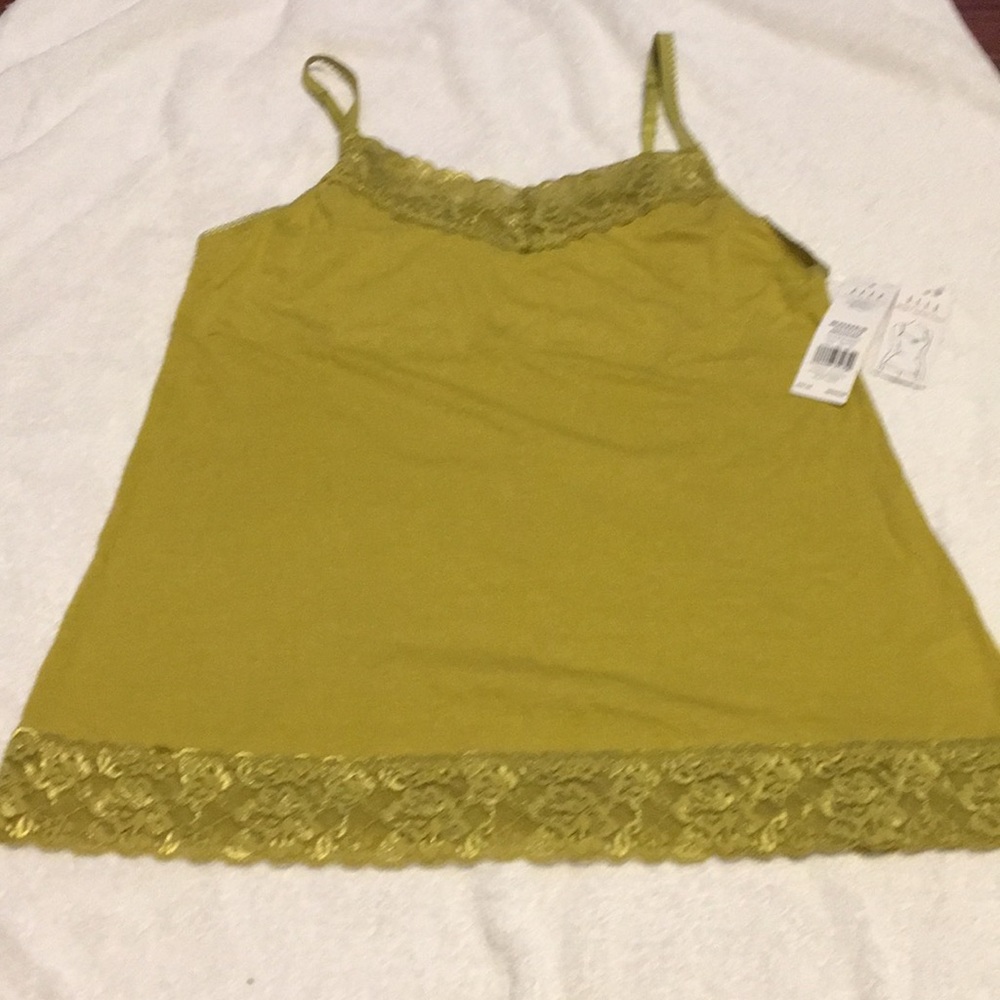 Elle green, lace-trimmed cami. NWT. Size M.